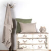 Cómoda blanca vintage de estilo romántico con detalles florales, restaurada artesanalmente por UNAKE.