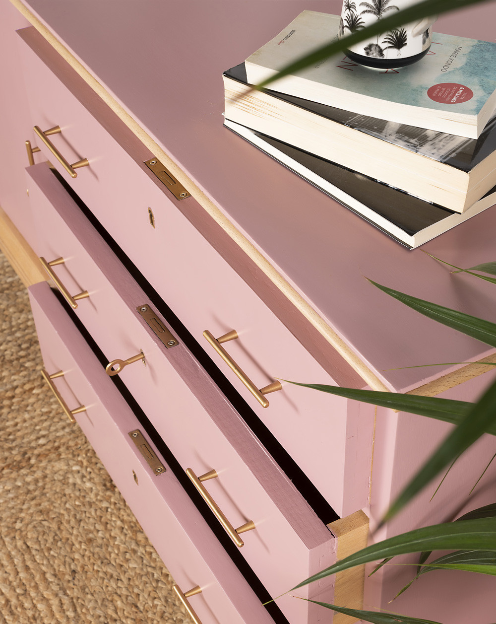 mueble restaurado de color llamativo en espacio neutro