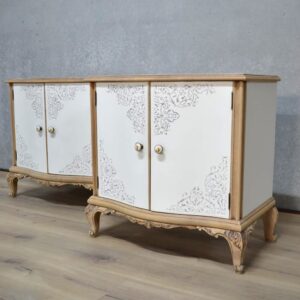 Pareja de mesitas de noche vintage en blanco y madera natural