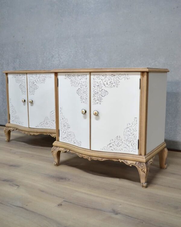 Pareja de mesitas de noche vintage en blanco y madera natural