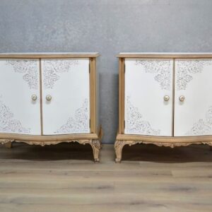 Pareja de mesitas vintage de estilo clásico en blanco roto y madera natural